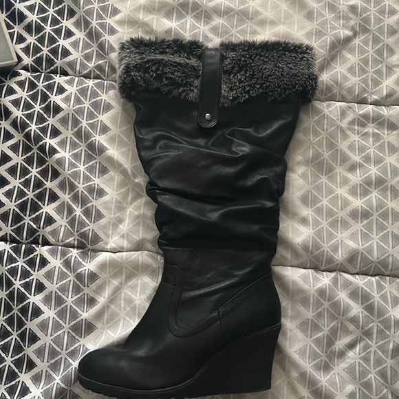 Women’s Faux leather plus size boots - Picture 2 of 7